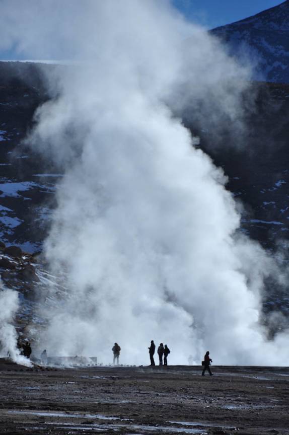 Turistas póximos à coluna de vapor dos Geisers del Tatio, na região do Atacama, no norte do Chile